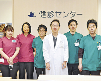 澤田玲民循環器科部長(中央)と検査に携わる健診センターのスタッフ