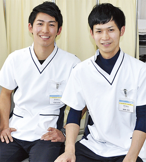 リハビリテーション科の理学療法士松浦佑樹さん（左）と後藤拓也さん