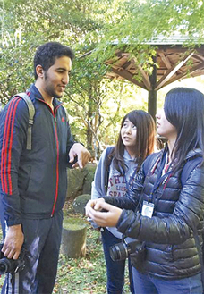 外国人参加者のガイドに挑戦する学生