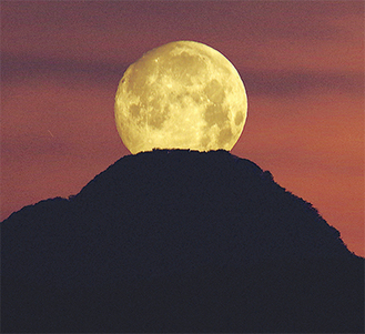 金時山の山頂に沈む満月