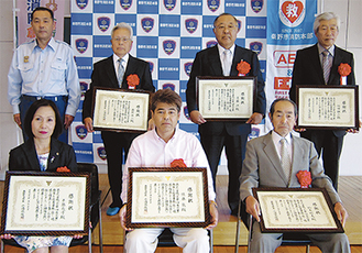 小清水消防長と表彰された6人（後列左から藤間さん、遠藤さん、竹田さん、前列左から半藤さん、佐藤さん、鈴木さん）