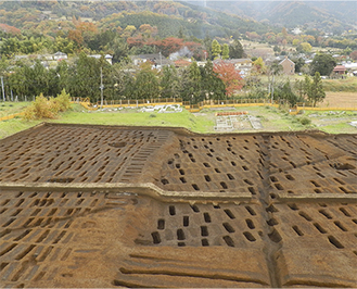 横野の発掘調査現場に出現した火山灰廃棄土坑写真提供＝（公財）かながわ考古学財団