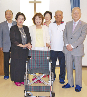車いすを贈ったみずきさん（中央）と堀井会長（右端）