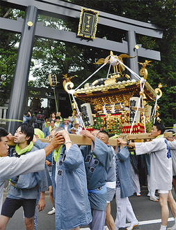 威勢良い掛け声とともに出発した曾屋神社の大神輿（７月18日撮影）