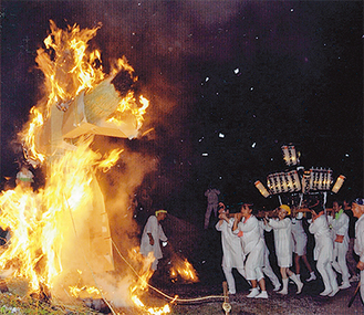 燃え盛る実盛人形（左）と神輿（2012年）