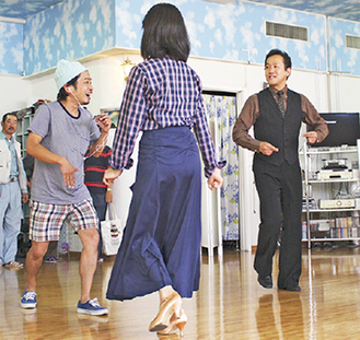 穂積レポーター（左）と踊る斉藤さん（右）