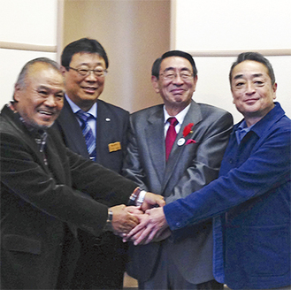 続編に向けて握手を交わす（左から）大地さん、早坂町長、古谷市長、山田監督