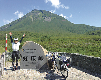 知床峠に到着した田中さん（2014年8月）