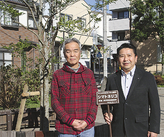 齋藤自治会長(左)と飯塚商店会長。左後ろが新たに植樹された木