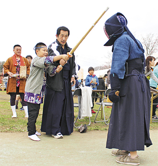 剣道を体験する子ども