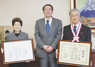 緑十字金章を受章した中田さん（右）と夫人の金子さん（左）