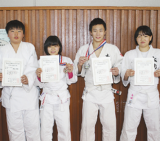 賞状やメダルを手にした武松選手、植木選手、三柴選手、和田選手（左から）