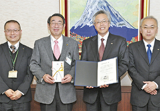 図書を寄贈した平塚信金の鶴井常務理事（右から２番目）ら