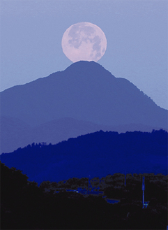金時山の頂に沈む満月