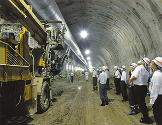 山岳トンネル機械やトンネル内部を見学する会員ら