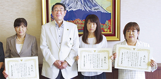 古谷市長と表彰された（左から）石井さん、小出さん、多田さん