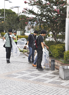 秦野駅南口近くの歩道でゴミを拾う生徒