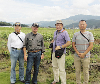 熊本を訪れた原さん（中央左）らと、現地の会員