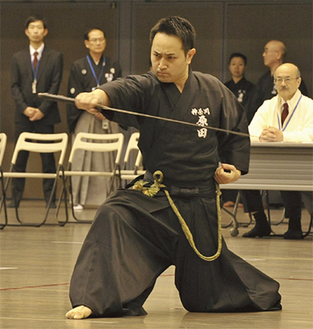 全日本居合道大会で演武する原田さん（全日本剣道連盟　写真提供）