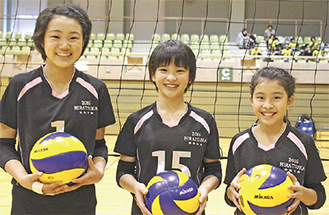 女子選抜チームの長内さん、柏木さん、蓮沼さん（左から順）