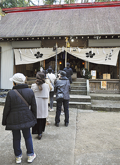 多くの参拝者で賑わう菅原神社