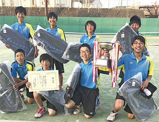 優勝に沸く北中ソフトテニス部１年生の選手たち