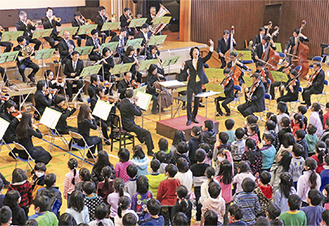 管弦楽団の演奏と全校児童の声が体育館に響いた