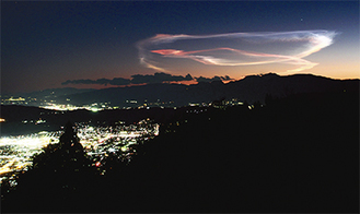 上空に現れた夜光雲。画面左下の光は秦野市街（撮影：山本憲行さん）