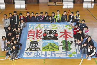 作成した熊本応援のエコアートと6年3組の子どもたち