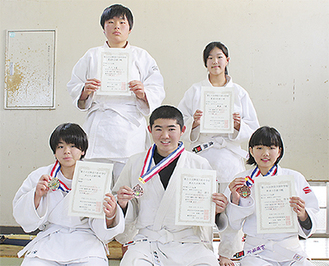入賞した（前列左から）鈴木さん、渡辺さん、和田さん、武松さん、廣瀬さん