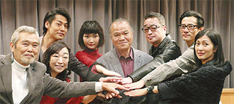 山田監督（右から３番目）と出演者（記者会見会場の図書館で）