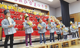 歌声を披露する上幼稚園の園児たち