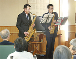 演奏中の坂井真樹さん（右）と父・俊雄さん