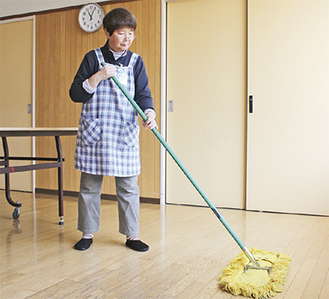 施設の清掃を行う会員。「専業主婦だったので働くことが新鮮」と喜んでいる。