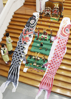 大階段に飾られたこいのぼりと五月人形