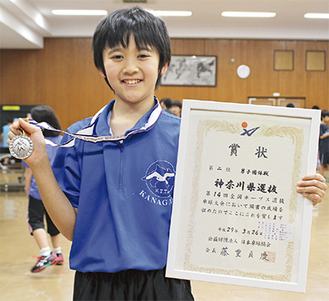 銀メダルを手に笑顔を見せる山本選手