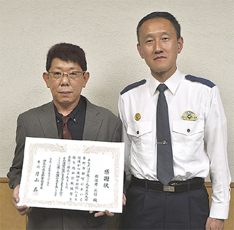 感謝状を持つ那須井さん（左）と片山署長
