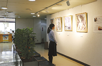 宮永作品が展示されている市役所３階廊下