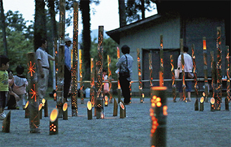 花鳥神社の竹灯りを観に多くの人が訪れた