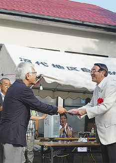 古谷市長から目録を受け取る高橋会長（左）