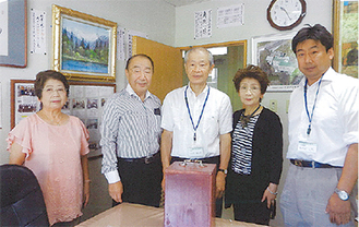 染谷代表（左から2人目）と西田理事長（中央）