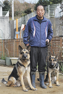 嘱託警察犬のバックス（左）と２代目マックスを従える高橋さん
