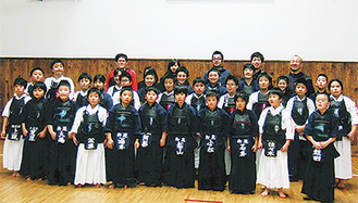 士道館（白の胴着）と福島の御厩剣友会の会員