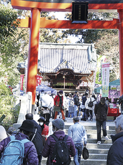 参拝客が列をなす白笹稲荷神社
