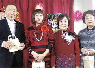 染谷代表（左）と歌謡会のメンバー
