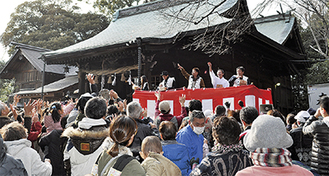 多くの参加者でにぎわう曾屋神社の境内