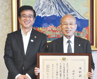 高橋市長に受賞を報告する田村氏（右）