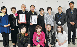 西田理事長（後列左から3人目）に寄付金を手渡した染谷秀男代表（同4人目）ら