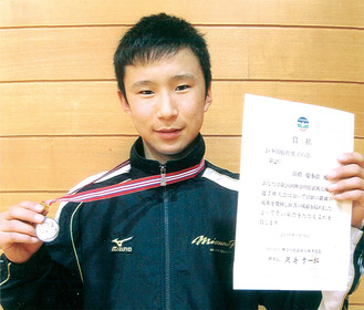 メダルと賞状を手に笑顔を見せる、県大会で２位に輝いた高橋さん