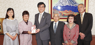内田代表（左から２番目）が高橋市長に寄付を手渡した